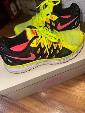 Women’s or Men’s Nike Vomero Running Shoes! Women’s size 8, used Comfy!